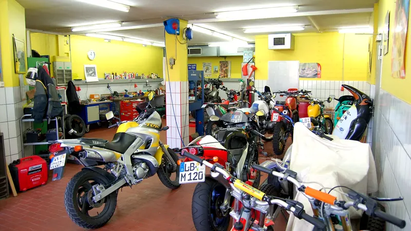 Werkstattraum mit mehreren Enduro- und Trial-Motorrädern