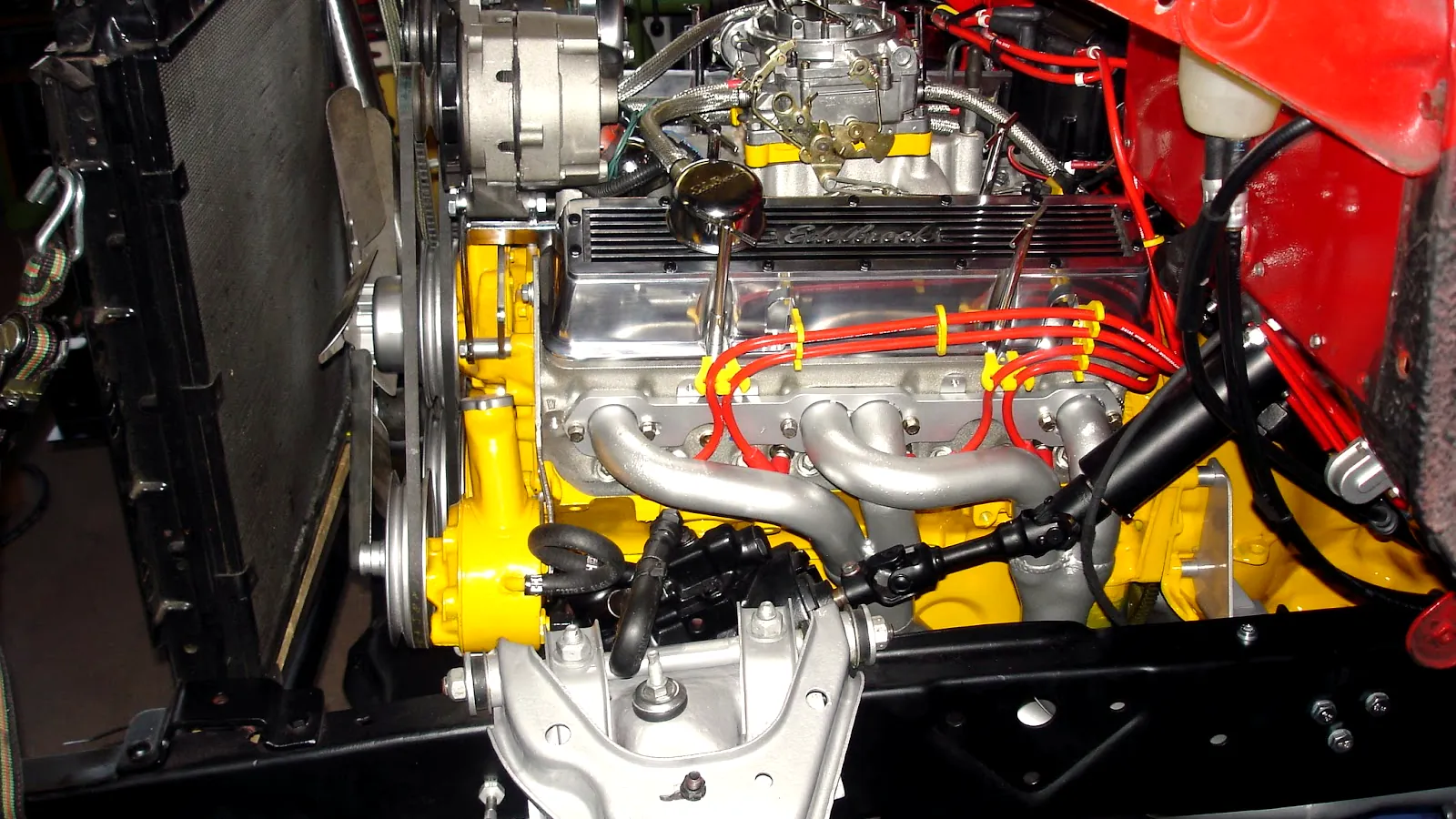 Frisch aufgebauter, gelb lackierter US-V8-Motor auf dem Montagebock
